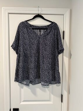 Emery Rose Navy Floral V-Neck Short Sleeve Blouse